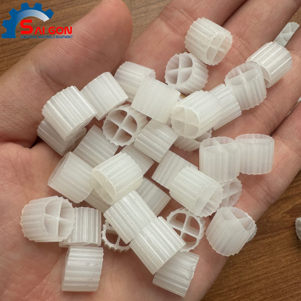 Gi&aacute; thể vi sinh MBBR thường được mua theo m&sup3;