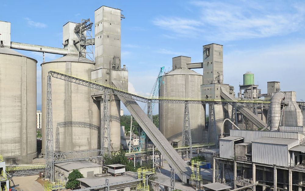 Nhà máy xi măng ở Việt Nam