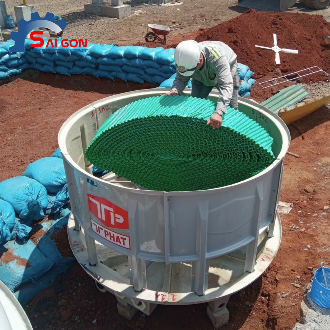 Thay thế linh kiện th&aacute;p giải nhiệt kịp thời&nbsp;để tr&aacute;nh l&agrave;m gi&aacute;n đoạn hoạt động của doanh nghiệp