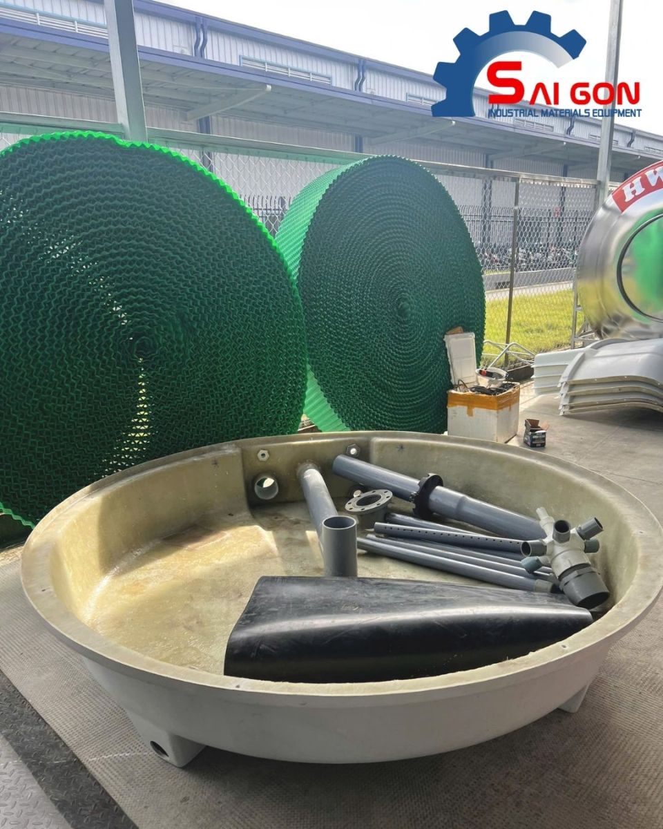 Khi tấm tản nhiệt bị bẩn hoặc nghẽn, khả năng trao đổi nhiệt giảm xuống, quạt v&agrave; bơm phải hoạt động nặng hơn để giữ hiệu suất