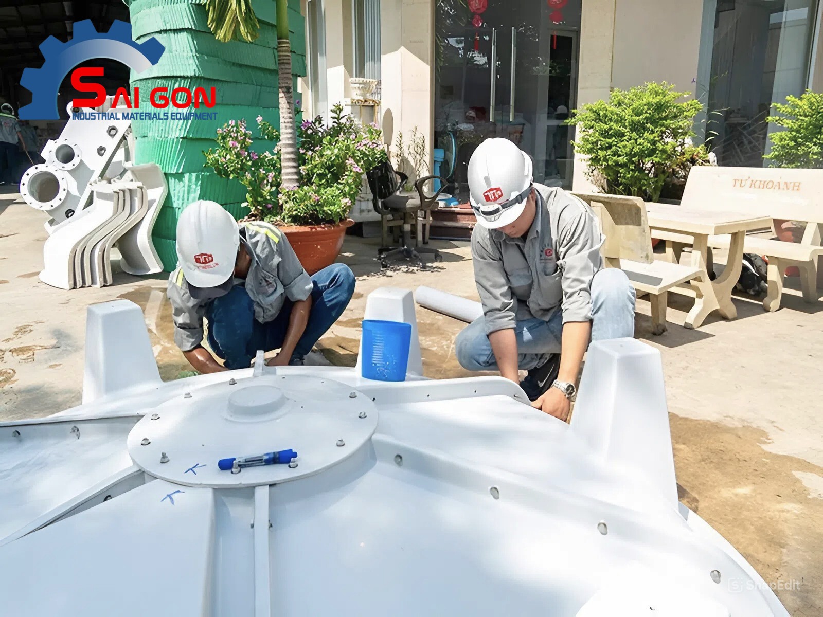 Th&aacute;p ph&aacute;t ra tiếng ồn lớn hoặc rung bất thường