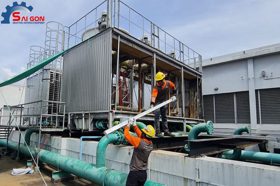 Lắp đặt linh kiện vào tháp giải nhiệt