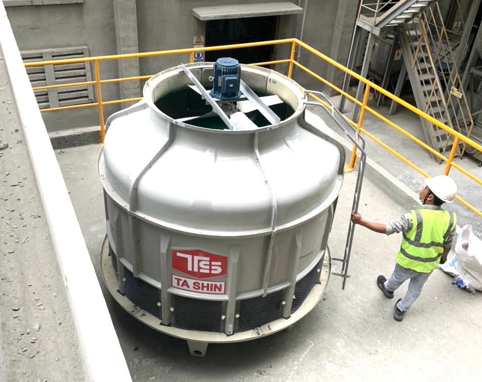 Nhân viên Thiết bị Công nghiệp Sài Gòn tiến hành kiểm tra cánh quạt tháp giải nhiệt