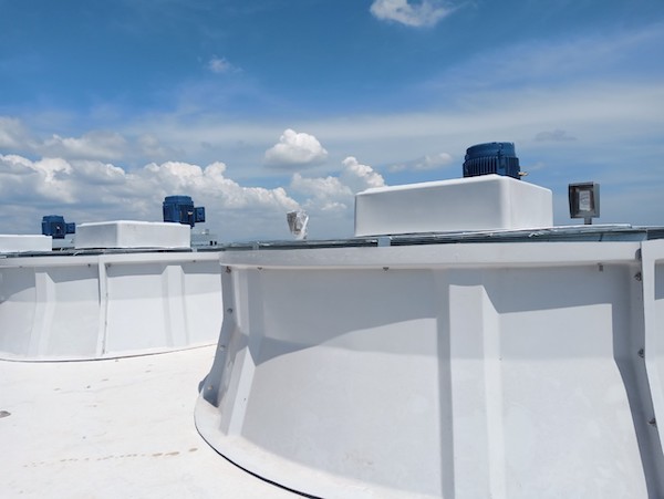 Hoàn thành lắp đặt phần motor, cánh quạt cho tháp giải nhiệt