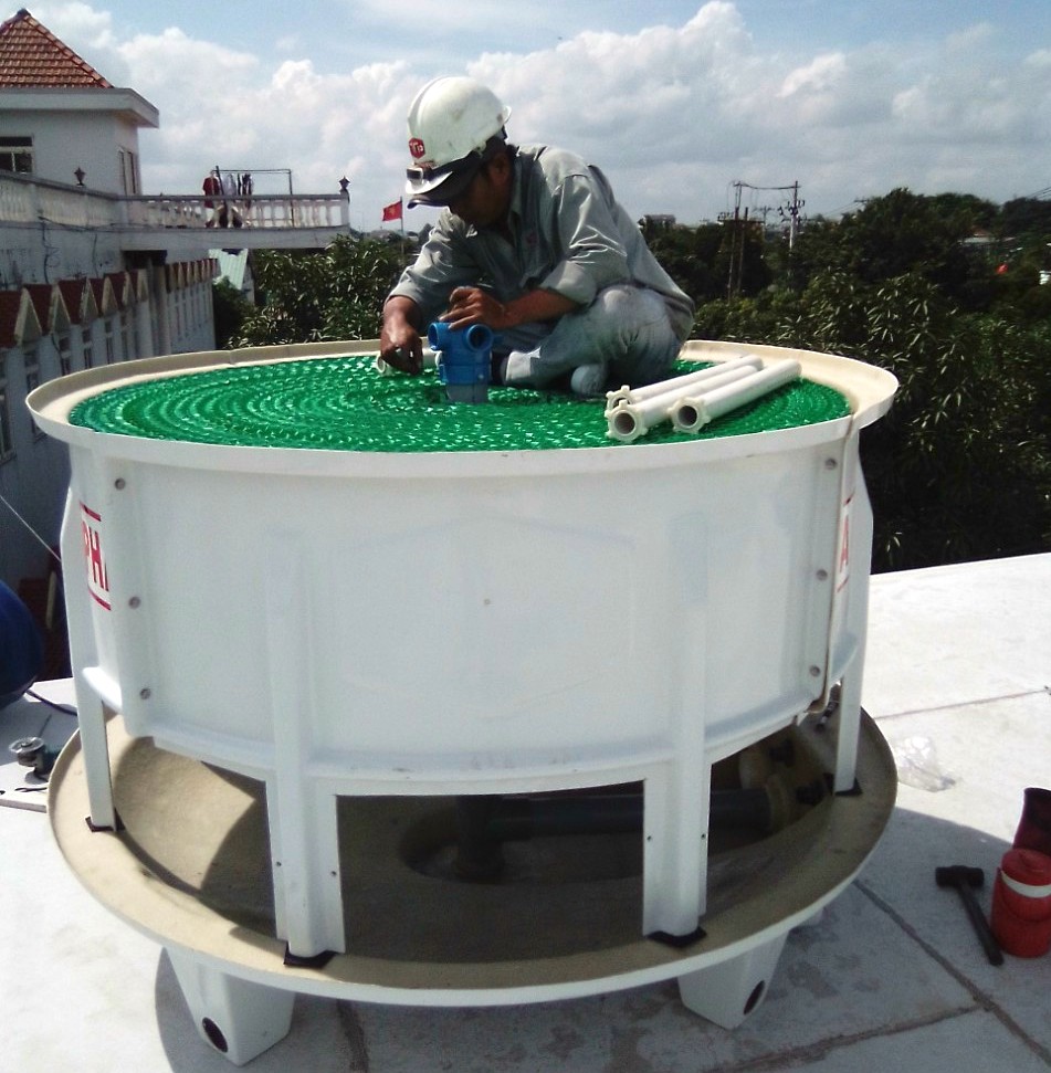 Kỹ thuật viên Thiết bị Công nghiệp Sài Gòn đang lắp đặt tháp giải nhiệt 50RT